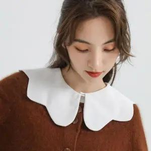 물결 라인 레이어드 넥케이프 이 페이크 카 니트 연출