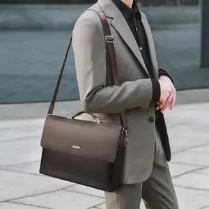 직장인 남성 이 출퇴근 가방 분리 공간 출 숄더백
