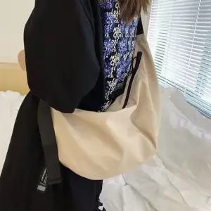 남여공용 데일리 반달 쉐입 방수 크로스백 여행가방 백팩