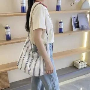 [다잇템]여자 간절기 데일리룩 포인트 패브릭 숄더백