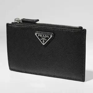 프라다 PRADA 25FW 사피아노 가죽 지퍼 카드지갑 2MC086 QHH F0002)