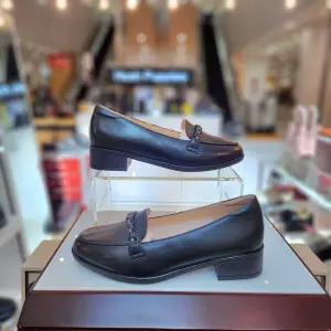 여성 발 편한 3cm 몰드굽 크리스탈 스트랩 세미정장 로퍼 3F26404-6CA 688696