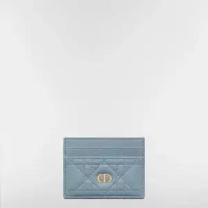 디올 MUST IT_Dior Caro Freesia 카드 지갑 클라우드 블루 서플 까나쥬 송아지 가죽