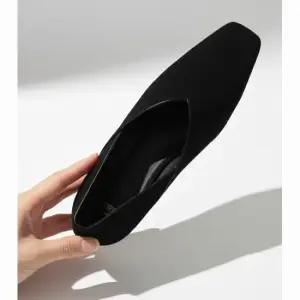 토템(TOTEME) MUST IT_토템 The Everyday Flat 243WAS2759LE0071 001 디 에브리데이 플랫