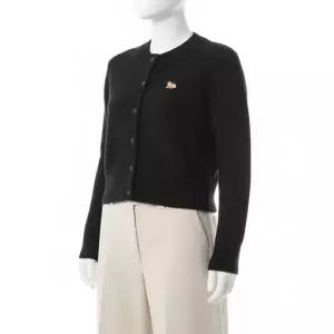 [메종키츠네]MAISON KITSUNE BABY FOX LAMBSWOOL FITTED CARDIGAN PW00506KT1006-P199 베이비 폭스 램스...