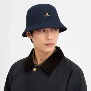 바버 BARBOUR MHA0836 MHA NY71 x메종키츠네 폭스 헤드 리버시블 버킷햇