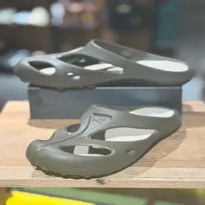 킨 KEEN 26SS 샨티 진한 카키 남성 슬라이드 슬리퍼 KNSO6E210K3 641649