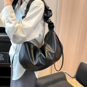 레더 셔링 끈 반달 크로스백 가벼운 데일리 가방