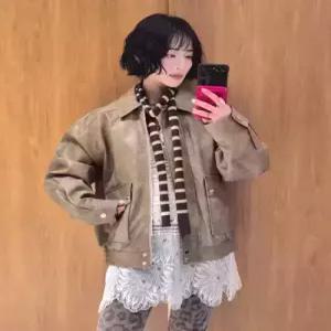 제너럴아이디어 generalideastandard 페이크 레더 포켓 블루종 점퍼 ASH KHAKI GF1LJK502