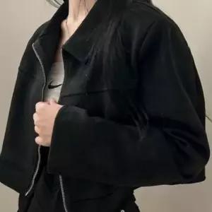 여성 스타일 오버핏 캐주얼 유니크 카라 스웨이드 간절기 아우터 크롭 자켓