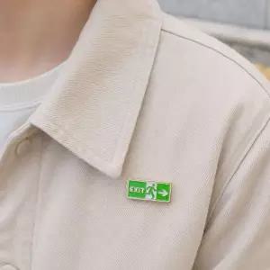 비상구 표지판 에나멜 핀 브로치 배지 의류 가방 모자 장식 개성 유니크 패션