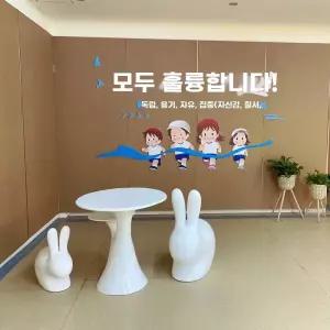 화이트 야외 의자 걸상 토끼 벤치 조형물 대형