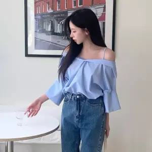 여자 여름코디 세미오버핏 스트라이프 오프숄더 블라우스