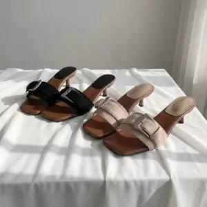바닐라슈 빅스너 스웨이드 빅벨트 코팅힐 뮬샌들(5cm)