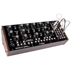 32단계 시퀀서, VC 오실레이터 및 사다리 필터, MIDI 입력, 확장 패치베이, CV 잭이 포함된 MOOG 마더-32 반모듈형 유로랙 아날로그 신시사이저
