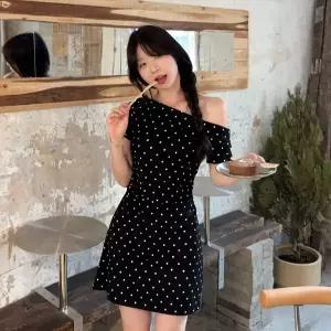 BANHANY 플리트 ？？원숄더 블랙 도트 미니 원피스