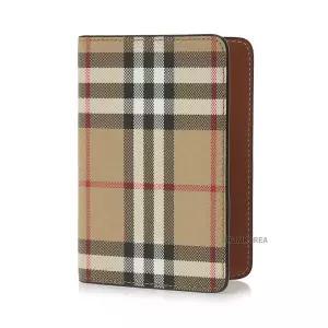 (버버리) FW25 여성 체크 여권지갑 8094441 LS PASSPORT COVER DFC A7026