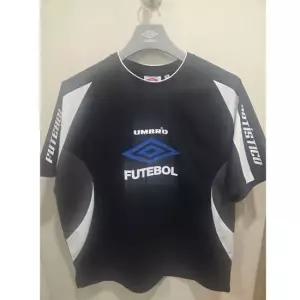 엄브로 HBL 풋볼 푸치보우 반팔 피스테 UR221CWT53 BLACK