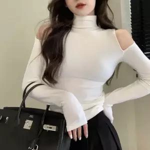 오프숄더 기모안감 목폴라티 슬림핏 데이트룩 연말룩 겨울맨투맨 여성겨울티셔츠 박스티