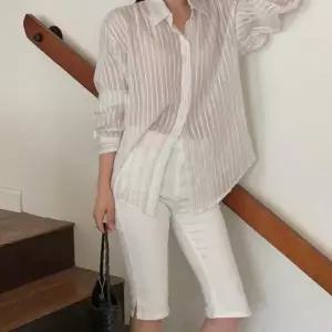 여자 꾸안꾸 스타일 스트라이프 버클 랩 포인트 데일리 블라우스