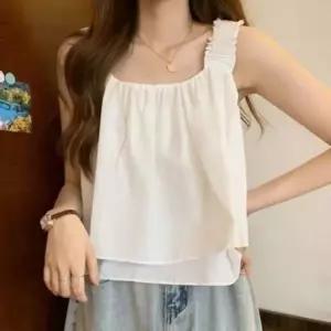 여성의류 민소매 여름 여성 블라우스 러블리 크롭핏 바캉스룩 끈나시 끈나시티셔츠 숄더 프릴 여름티셔츠