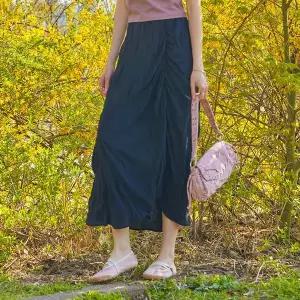 [KOLEAT]쿨링 냉장고 주름 마몽 미디 셔링 플레어 롱스커트 [블랙] 349SR