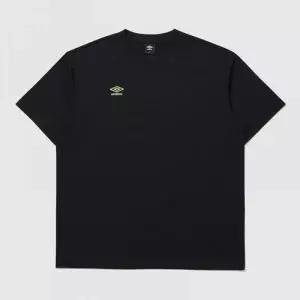 엄브로 UMBRO [QUICK-DRY] 슬로우킥 프레쉬 레터링 반팔 티셔츠 블랙 UR221SRS51 UR221SRS51_BLK0 153132