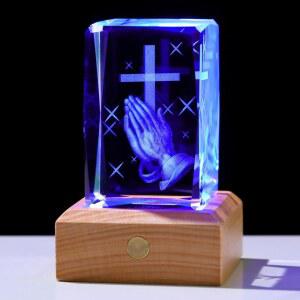 아리키리스트 3D 크리스탈 크로스 피규어 각인 기도하는 손 조각상과 나무 컬러 LED 베이스 유리 종교 선물 조명으로 가톨릭 크리스천 홈 데코를 위한 조명