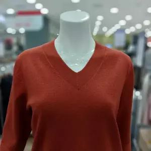 [아니베에프]브이넥 옆단트임 니트티셔츠 A58KPO530_GN