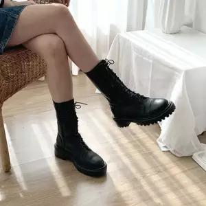 레이스업 디테일로 완성된 캐주얼 워커 5FWY