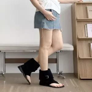 시크블랙 스트랩 오픈토 앵클부츠 스타일 플랫샌들 부티 오픈토부티 버클스트랩 앵클부티