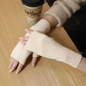 덕다운 핑거홀 장갑 작은손 손가락 뚫린 수족냉증 반 벙어리 오픈형 오픈 반장갑 구멍 키보드 운전용 융털 블랙
