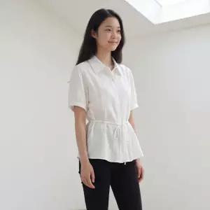 허리 끈장식 셔츠형 블라우스 PY5WB561