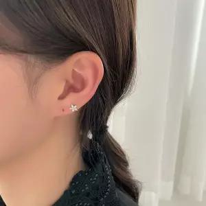 [하프클럽/]여성용 눈꽃 모양 크리스탈 바 써지컬스틸 귀걸이 피어싱