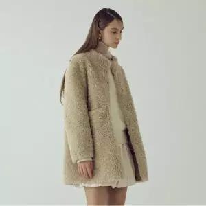 나이스클랍 하이넥 인조 무스탕 X256PWFA50