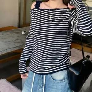 페미닌무드 플라워스트랩 오프숄더 니트 JSC-d0075