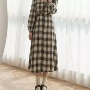체크 롱원피스 가을 겨울 브이넥 원피스 버튼 여밈 스트레이트 실루엣 나들이 약속룩 데일리