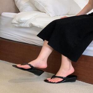 3컬러 에나멜 웨지힐 쪼리 슬리퍼 5.8cm