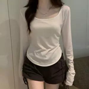 무지 스퀘어넥 기본형 슬림 티셔츠 밑단 곡선 언발 데일리룩