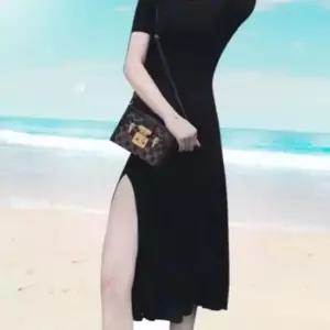 블랙 A라인 트임 반팔 루즈핏 데일리 원피스
