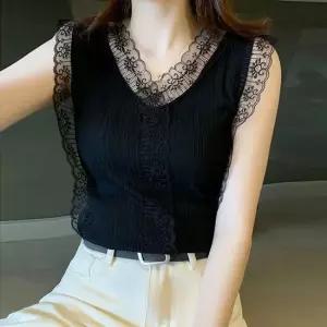 [라일리여성의류] Rly F007708_레이스장식 브이넥 골지니트 민소매 50015431)