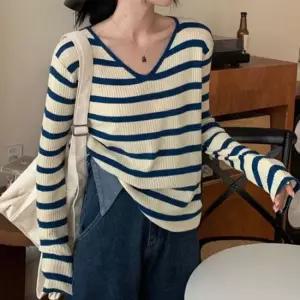 셀럽하우스 루즈핏 브이넥 스트라이프 골지 긴팔 니트티 티셔츠