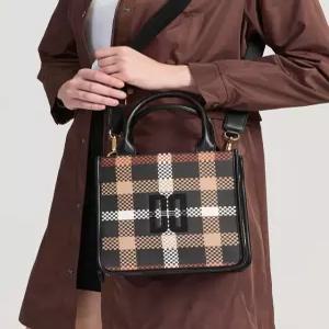 닥스 골프 여성 25FW [선물추천][ONLINE EXCLUSIVE] 블랙 시즌백 체크 프린트 가죽 토트백 DNGF5F963BK