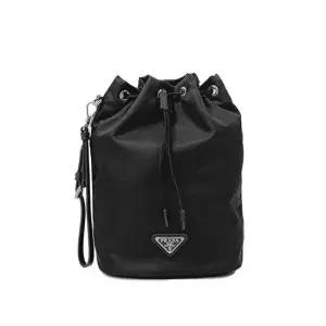 프라다 MUST IT_[럭스댓]26SS 1NS369삼각 로고 리나일론 드로스트링 버킷 파우치 백