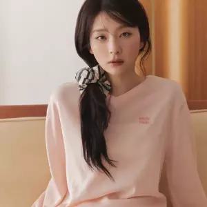 [롯데백화점]마리끌레르 베이직 로고 브이넥 니트(MAGAKN01MLP)