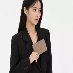 생로랑 모노그램 볼테르 여권 지갑 - 토프 골드 8218850SX0W2646