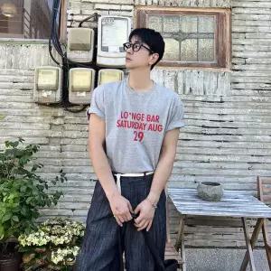 [YULL] 남성 미니멀 레터링 세미 크롭 반팔 티셔츠