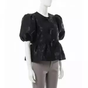 26SS SATIN CLOQUE PEPLUM BLOUSE (A1040079 099) (새틴 클로케 페플럼 블라우스)