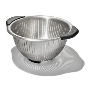 OXO 굿 그립 스테인리스 스틸 콜랜더, 5 qt 용량, 미끄럼 방지 손잡이가 있는 스트레이너, 파스타 및 채소용 주방 콜랜더, 네스팅 스테인리스 스틸 스트레이너 및