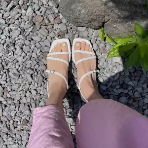 SOVO 로레나 스트랩 샌들 4cm